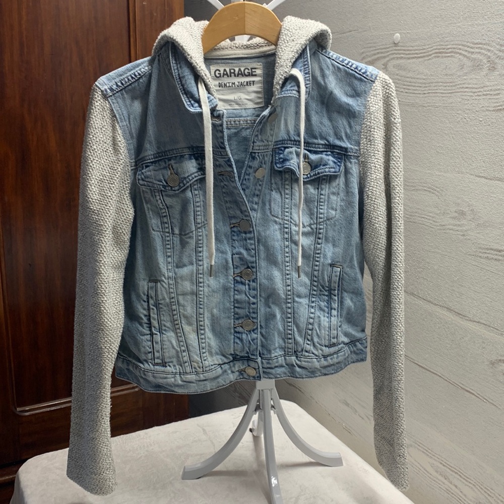 Girls Garage denim jacket with heather cream knit sleeve and hood. Size large.